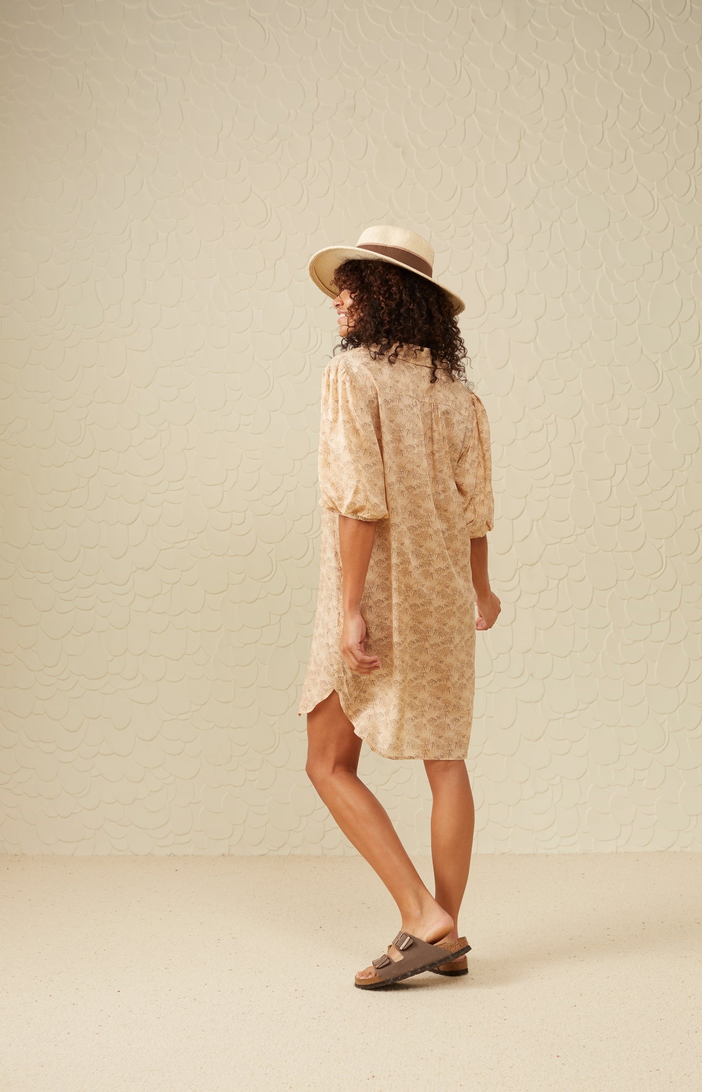 Kaftan jurk met V-hals, halflange pofmouwen en bamboeprint - Ginger Root Beige Dessin