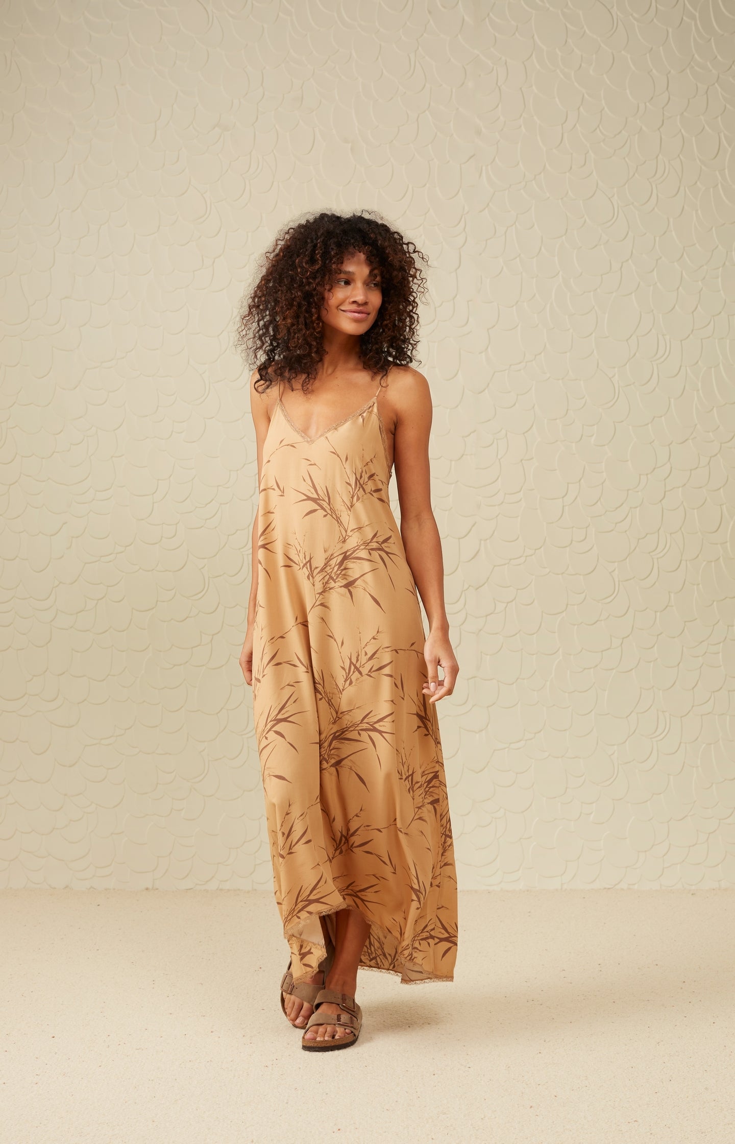 Luchtige maxi jurk met V-hals, bamboeprint en kanten details - Cartouche Brown Dessin